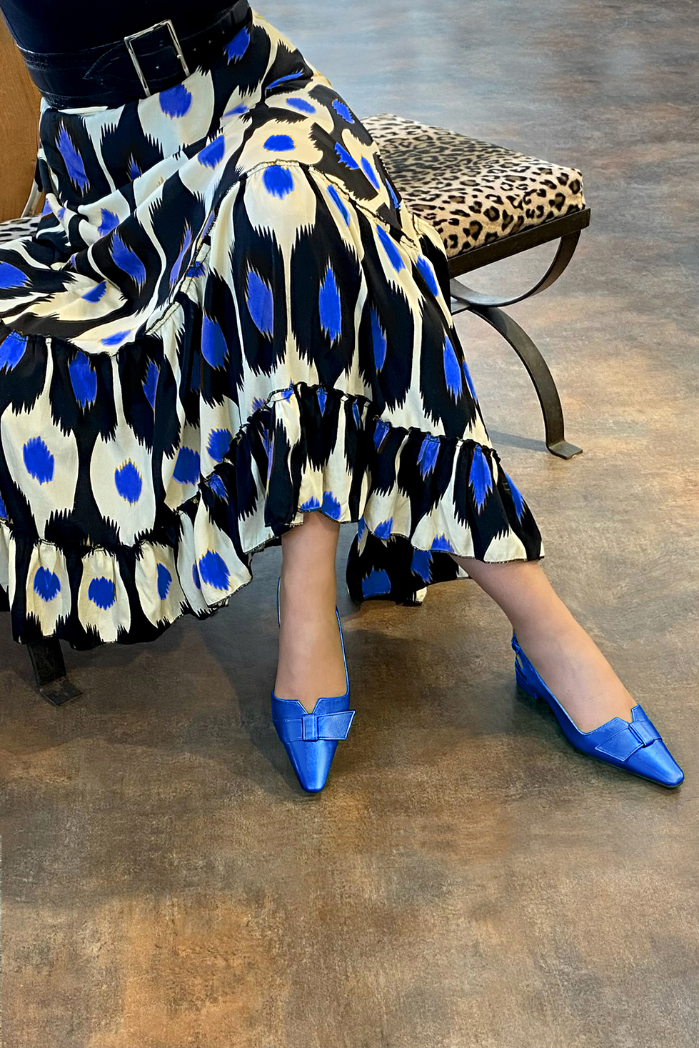 Electric blue matching shoes and clutch. Model Cecilia Vendome Patte 35